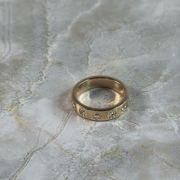 Elegant Gold Band with Intricate Design - Picture 6 of 6
